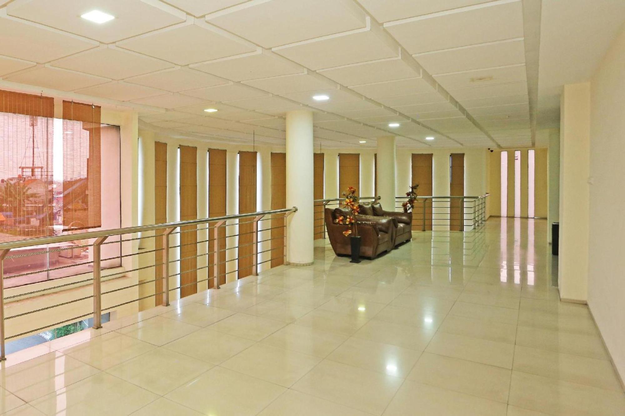 Super Oyo Townhouse Oak Hotel Fiducia סרפונג מראה חיצוני תמונה