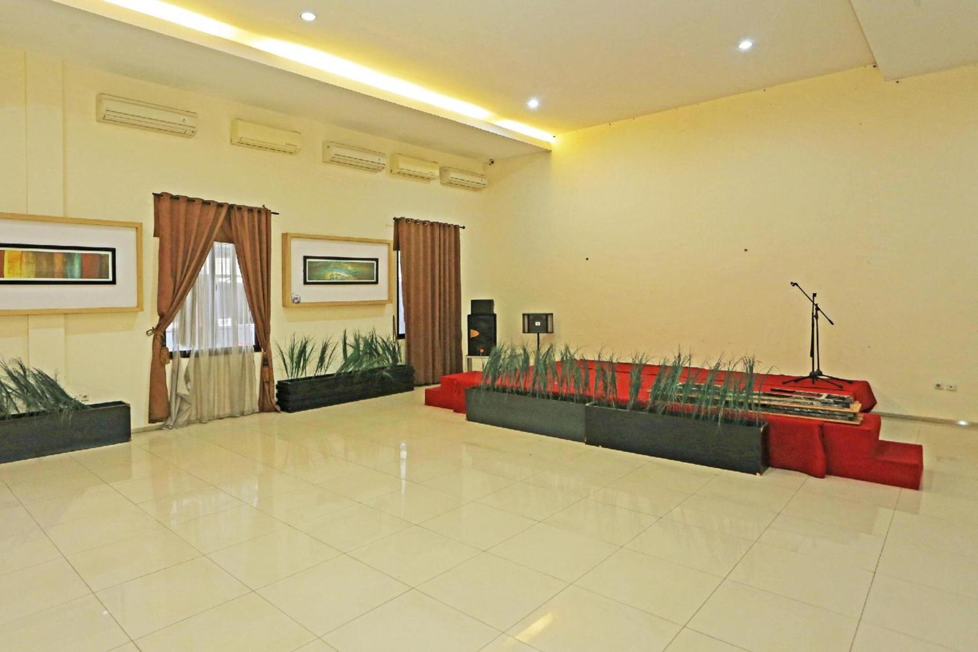 Super Oyo Townhouse Oak Hotel Fiducia סרפונג מראה חיצוני תמונה