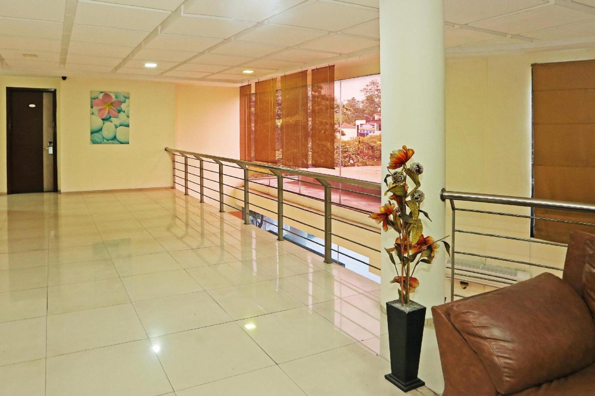Super Oyo Townhouse Oak Hotel Fiducia סרפונג מראה חיצוני תמונה
