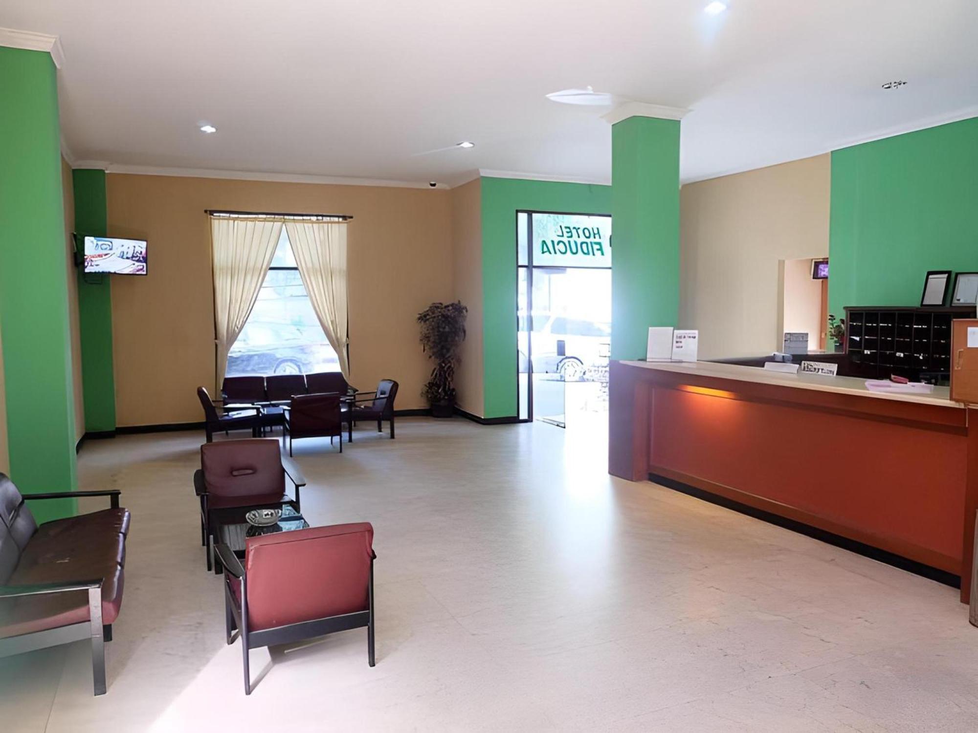 Super Oyo Townhouse Oak Hotel Fiducia סרפונג מראה חיצוני תמונה