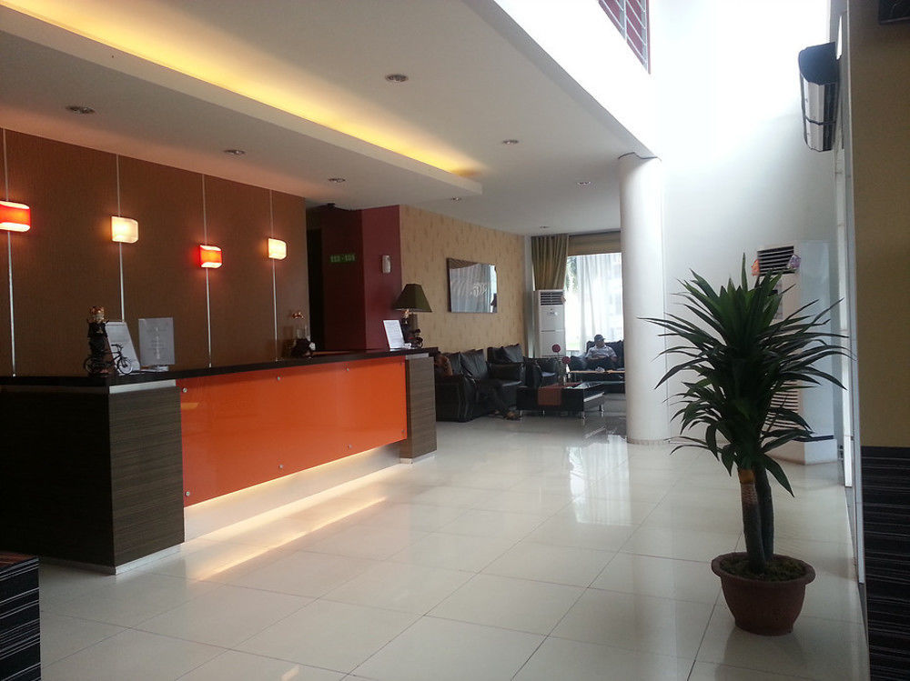 Super Oyo Townhouse Oak Hotel Fiducia סרפונג מראה חיצוני תמונה
